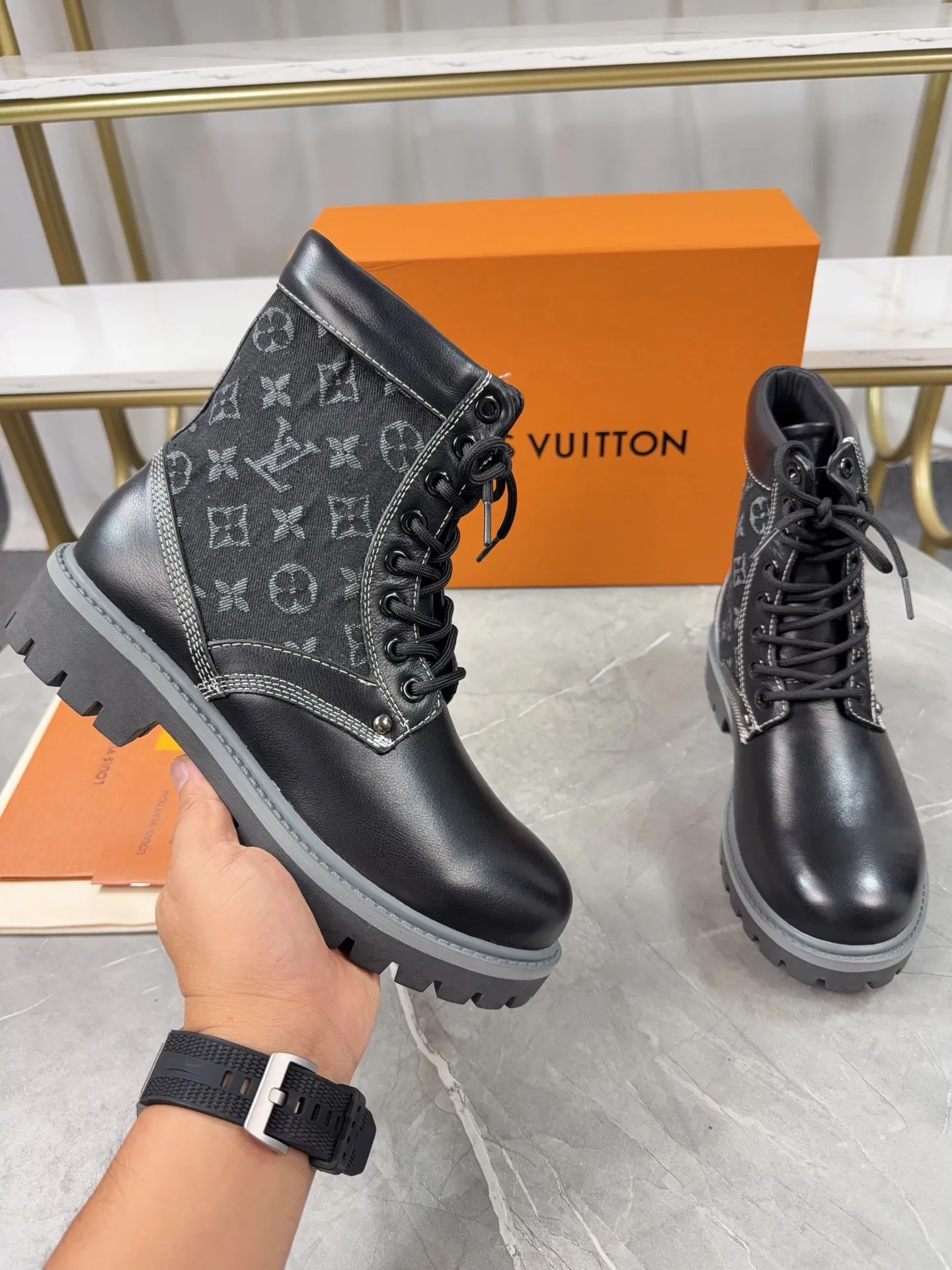 p720🐮🐮2025 top version: couple style LV presbyopia, embossed rhubarb boots, ankle boots, embossed waterproof nubuck cowhide boots, relying on the brand's exquisite craftsmanship to carefully reshape the classic T 6-inch boot shape in Italy to create an American-style autumn and winter men's and women's wear show. The original laces and outsole are exquisitely detailed, and the leather label expresses the cooperation logo. Exquisite packaging at the delivery counter🛍📦 ▪️Fabrics: Original customized imported first-layer cowhide ▪️Inner lining: Original customized leather lining/mesh lining ▪️Outsole: Original molded anti-slip rubber material ▪️Sole thickness: 3.5CM ▪️Size: 35-40 for women and 39-46 for men
